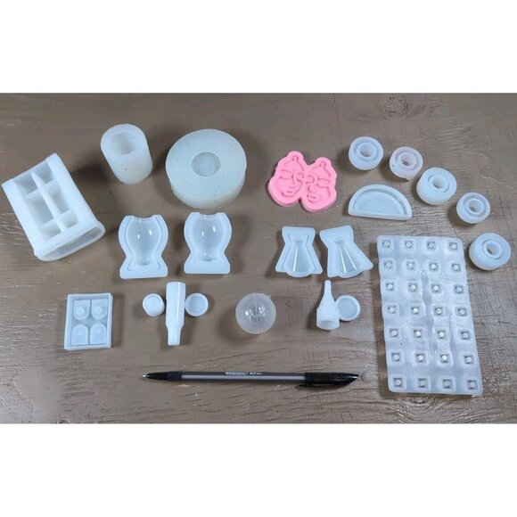 Lot of 22 Silicone Resin or Cake Decoration Moulds/Molds - Picture 1 of 13
